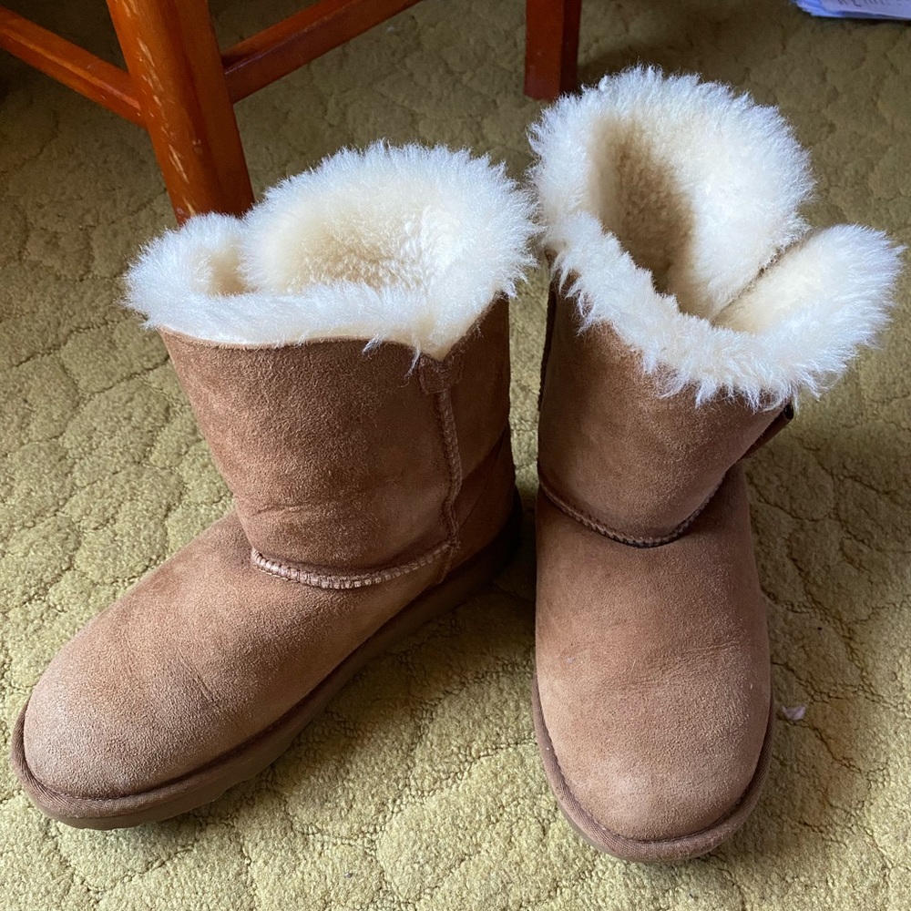 Ugg brand boots, used but in very good condition. Size 5